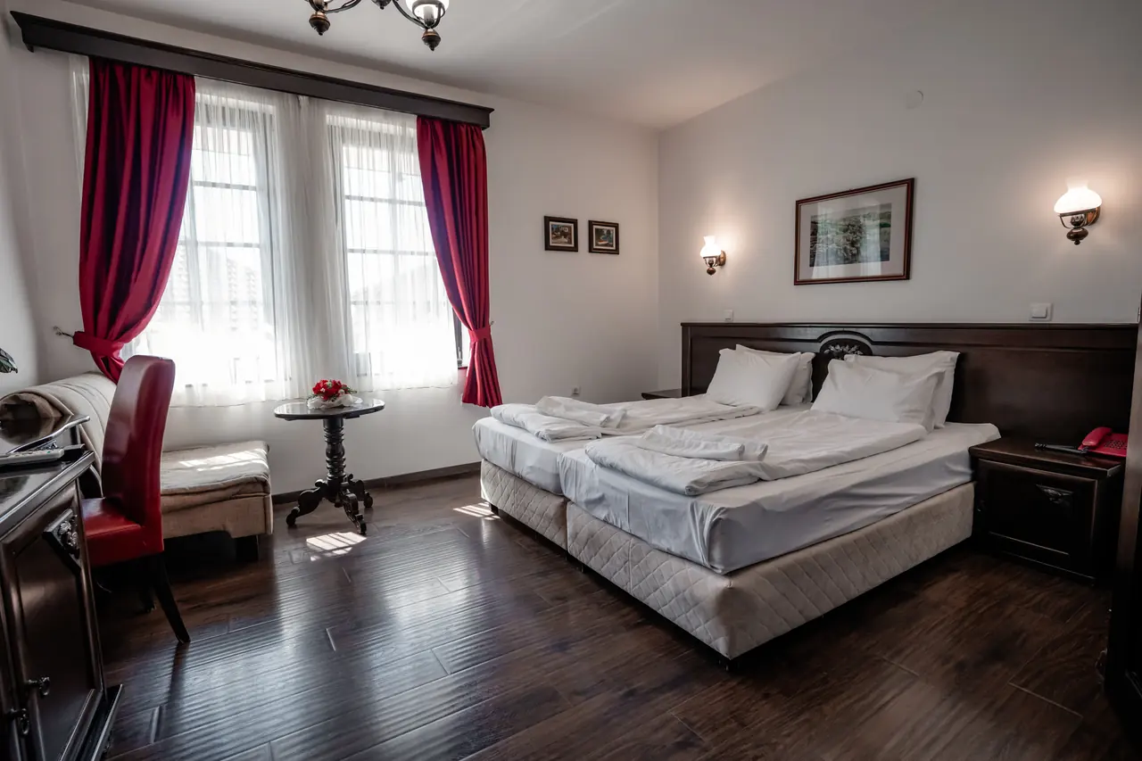 Wide: beds and window seating