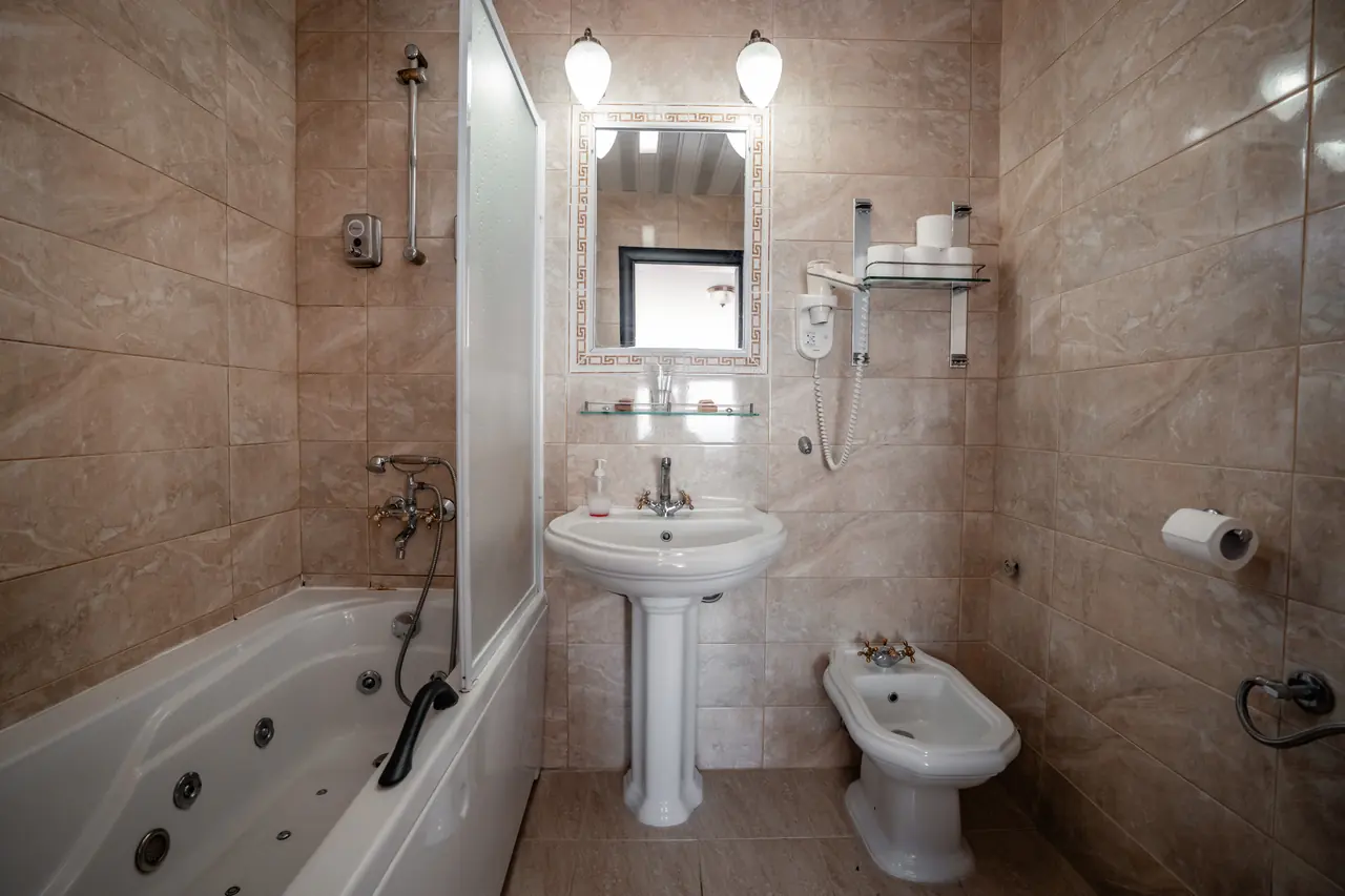 Bathroom wide with jacuzzi tub and washbasin